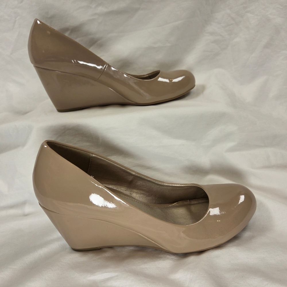 CL by Laundry Nude Patent Wedge Pumps Beige Round Toe Size 9M Everyday Heel